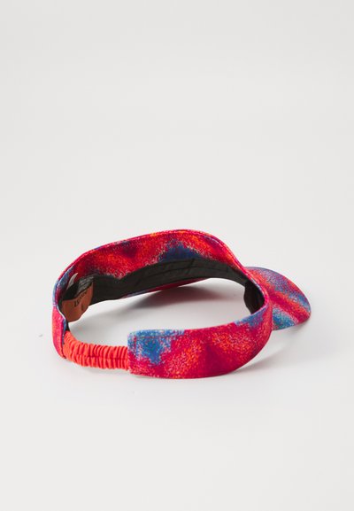 Chapeau visière avec un motif abstrait rouge et bleu, fabriqué en tissu doux. Dispose d'une visière courbée et d'un dos élastique pour un ajustement sécurisé.