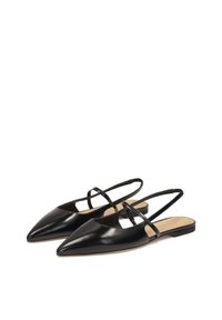 Schwarze Leder-Slingback-Ballettschuhe mit spitzem Zeh, verstellbaren Fersenriemen und glatter Oberfläche. Hellbeige Innensohle, minimalistische Gestaltung.