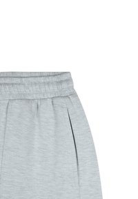Jogging léger gris avec une ceinture élastique côtelée, des poches latérales et un tissu doux et texturé. Présente un design à coupe décontractée.