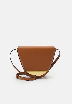 Sac bandoulière en cuir marron avec une sangle ajustable et un rabat arrondi comportant une touche métallique dorée en bas.