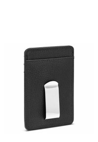 Zwarte leren kaarthouder met een textuurafwerking, voorzien van een zilveren metalen clip aan de voorkant en drie kaartsleuven aan de achterkant.