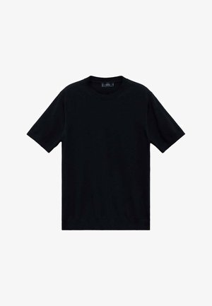 Prosty czarny T-shirt z krótkim rękawem i okrągłym dekoltem, prezentowany na białym tle, płaski, bez widocznych wzorów czy logo.