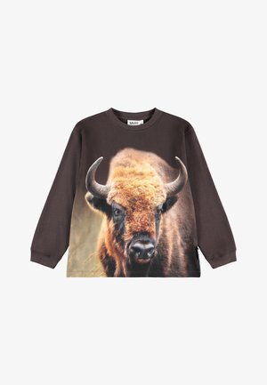 Mørkebrun langærmet skjorte med stort, detaljeret fronttryk af en bison med krumme horn mod en naturlig baggrund.