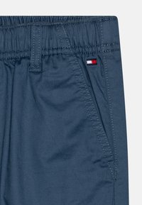 Tommy Hilfiger MONOTYPE SKATER PANT - Hlače - aegean sea