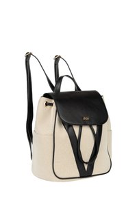 Beige canvas rugzak met zwarte leren accenten, bovenklep en dubbele verstelbare riemen; voorzien van een voorvak en gouden hardware details.