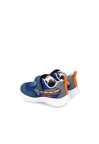 Zapatillas azules y grises con una correa de velcro, materiales de malla y gamuza, suelas blancas y una etiqueta de acento naranja que dice "CARGANDO...".