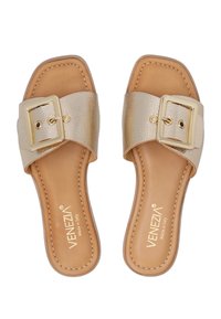 Guld faux læder slidesandaler med en bred rem og en stor firkantet spænde. Beige indersål med syninger. Flad såldesign.