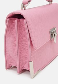 Rosa strukturiertem Lederhandtasche mit einer klaren Form, silbernem Hardware und einem Klappverschluss. Verfügt über zwei Fächer und eckige Akzente.