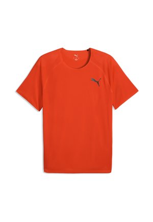 Lyseorange kortærmet sportst-shirt med rund halsudskæring og lille sort Puma-logo på venstre bryst.