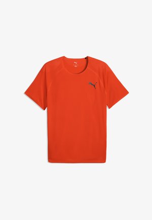 T-shirt de sport manches courtes orange vif avec encolure ronde et petit logo Puma noir sur la poitrine gauche.