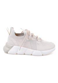 Beige Sneaker mit einem atmungsaktiven Mesh-Obermaterial, strukturierten Akzenten, tailliertem Design und einer klobigen weißen Sohle. Verfügt über flache Schnürsenkel und eine Zuglasche.