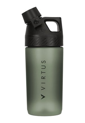 Grøn mat vandflaske med sort skruelåg og håndtag, med lodret "VIRTUS" logo på kroppen.