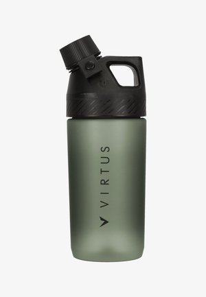 Grüne matte Wasserflasche mit schwarzem Schraubverschluss und Griff, mit vertikalem "VIRTUS" Logo am Körper.