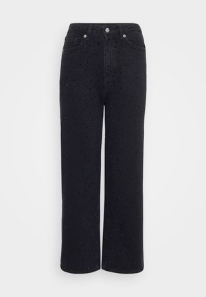 Pantalones de mezclilla negra de pierna ancha con una cintura alta, que presentan acentos decorativos de tachuelas en todo su diseño y una textura suave.