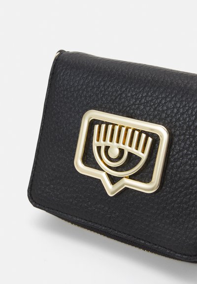 CHIARA FERRAGNI EYELIKE BUCKLE - Portafoglio - black