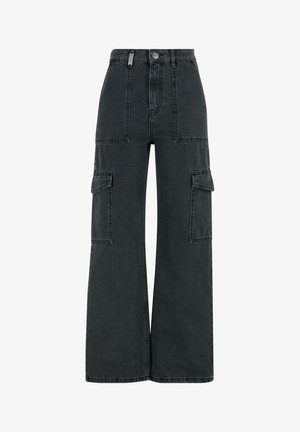 Pantaloni cargo din denim negru, cu picioare largi, având două buzunare mari pe laterale, închidere cu buton și detalii de cusătură vizibile.