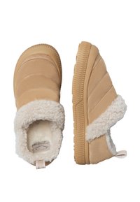 Scarpe invernali slip-on di colore marrone chiaro con fodera in peluche bianca e suole in gomma, mostrate da vedute dall'alto e di lato su uno sfondo bianco.