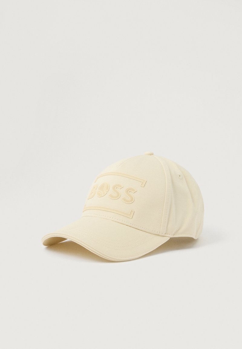 Krem šešir za bejzbol od teksturirane tkanine, s utisnutim logotipom "BOSS" sprijeda i zakrivljenim vizirima.