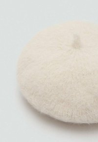 Berretto basco in lana color crema, forma arrotondata con una consistenza morbida e piccolo punto centrale rialzato. Design semplice e uniforme senza motivi.