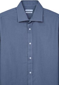 Chemise boutonnée bleu clair avec une coupe régulière, dotée d'un col classique et de six boutons sur le devant. Texture lisse, sans motifs.