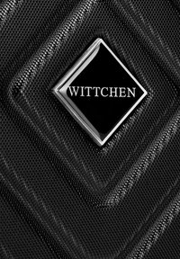 Sac de voyage noir texturé avec un motif géométrique. Dispose d'un emblème en argent en forme de diamant avec "WITTCHEN" en lettrage noir.