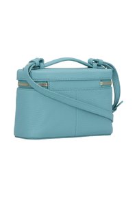 Sac à main en cuir bleu texturé avec une poignée supérieure et une bandoulière amovible. Dispose de deux compartiments zippés et d'un design épuré et minimaliste.