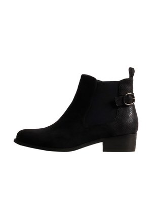 Bota negra de tobillo con tacón bajo de bloque, panel lateral elástico, pestaña trasera para tirar y correa decorativa con hebilla metálica redonda.