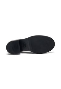 Semelle de chaussure noire présentant une texture lisse, une forme arrondie et un détail de logo subtil près du talon. Le matériau est en caoutchouc pour plus de durabilité.