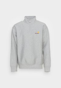 Sudadera de felpa gris con cuello de media cremallera, puños y dobladillo acanalados. Presenta un pequeño logotipo multicolor de Carhartt en el lado izquierdo del pecho.