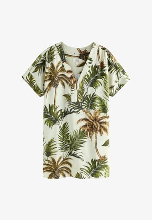 Korte mouwen, V-hals shirt met een groene bloemenprint en palmbomen op een lichte achtergrond; gemaakt van zachte stof met een ontspannen pasvorm.