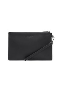 Clutch de cuero negro con textura suave, forma rectangular, cremallera en la parte superior y correa de muñeca extraíble. Marca sutil visible en el frente.