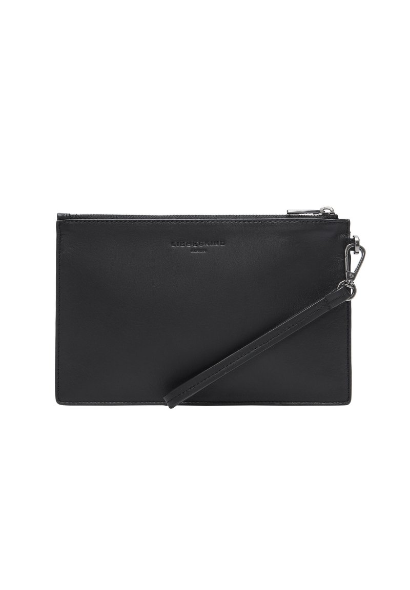 Clutch de cuero negro con textura suave, forma rectangular, cremallera en la parte superior y correa de muñeca extraíble. Marca sutil visible en el frente.