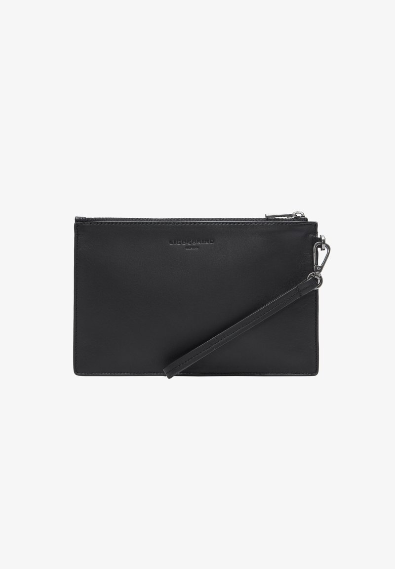Clutch de cuero negro con textura suave, forma rectangular, cremallera en la parte superior y correa de muñeca extraíble. Marca sutil visible en el frente.