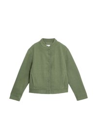 Zelená zkrácená bunda z měkké látky s kulatým límcem, předními knoflíky a bočními kapsami. Má dlouhé rukávy a minimalistic design.