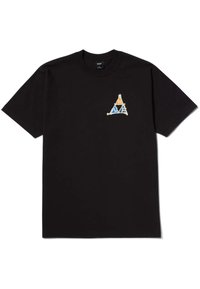 Camiseta de algodón negra con mangas cortas y cuello redondo. Presenta un gráfico de logotipo frontal en formas geométricas azules, naranjas y blancas.