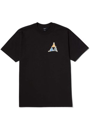 Camiseta de algodón negra con mangas cortas y cuello redondo. Presenta un gráfico de logotipo frontal en formas geométricas azules, naranjas y blancas.