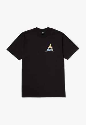 Camiseta de algodón negra con mangas cortas y cuello redondo. Presenta un gráfico de logotipo frontal en formas geométricas azules, naranjas y blancas.