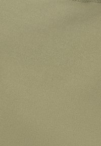 Tissu satin de couleur vert olive clair avec une texture lisse, présentant un subtil motif à nervures diagonales sur sa surface.