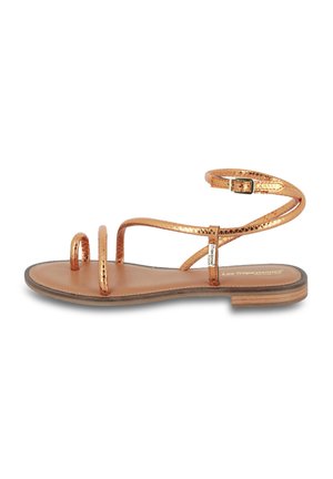 Sandali flat con una suola in pelle color cuoio. Presentano cinturini metallici color rame in un design attorcigliato e una cinghia regolabile alla caviglia con fibbia.