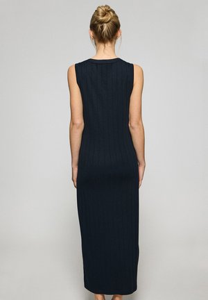 Robe maxi côtelée bleu marine avec un design sans manches, silhouette ajustée et texture subtile. Longueur atteignant les chevilles, décolleté simple.