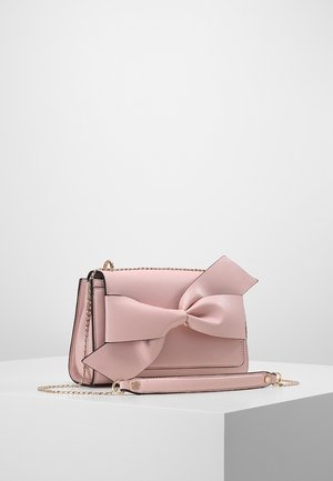 Lyserød læder crossbody taske med en stor sløjfe detalje foran, udstyret med en guldkæde-strop og glat tekstur, rektangulær form.