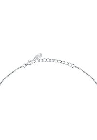 Bracciale in argento con chiusura a gancio, caratterizzato da un delicato design intrecciato e un piccolo ciondolo inciso con il nome del marchio.