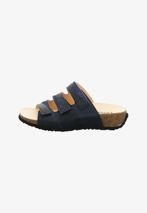 Marineblauwe open teen sandaal met drie verstelbare riemen, een beige kurken voetbed en een zwarte, gestructureerde zool, ontworpen voor casual comfort.