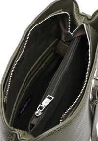 Borsa a tracolla verde oliva con tessuto testurizzato, multiple tasche, cerniere argento e fodera nera. Presenta una tasca con zip e etichetta di marca.