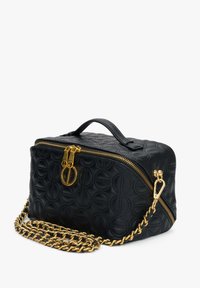 Zwarte leren tas met een gegraveerd cirkelpatroon, gouden hardware, dubbele ritsen, handvat aan de bovenkant en een afneembare kettingriem.