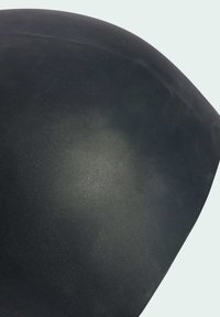 Čierna, hladká keramická miska so zaobleným tvarom a lesklým povrchom, so jemnými variáciami textúry a matným okrajom.