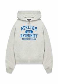 Szara bluza z kapturem zapinana na zamek, wykonana z mieszanki bawełny, z frontową kieszenią. Zawiera niebieski napis graficzny: "ATELIER 2018 RETERNITY CREATIVE DIRECTOR."