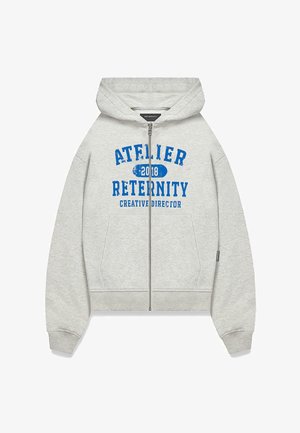 Grau zip-up Kapuzenpullover aus Baumwollmischung mit einer Fronttasche. Mit blauer Grafikschrift: "ATELIER 2018 RETERNITY CREATIVE DIRECTOR."