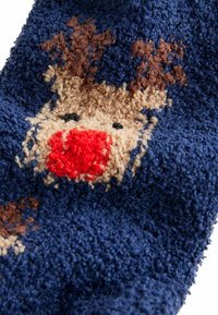 Calze morbide color blu navy con un design di renna, con il naso rosso, le corna marroni e una superficie testurizzata, che creano un aspetto accogliente.