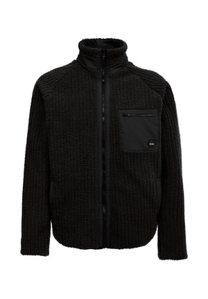 Zwarte fleece jas met een textuur op het lichaam, hoge kraag, ritssluiting aan de voorkant en een borstzak met ritssluiting. Geaccentueerd met effen zwarte details.